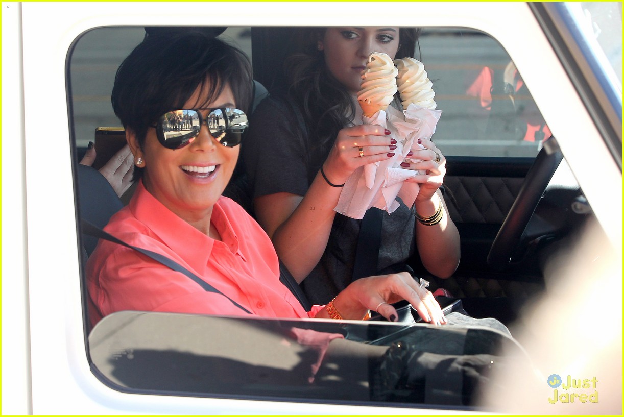 kylie jenner ice cream stop with mom kris 03