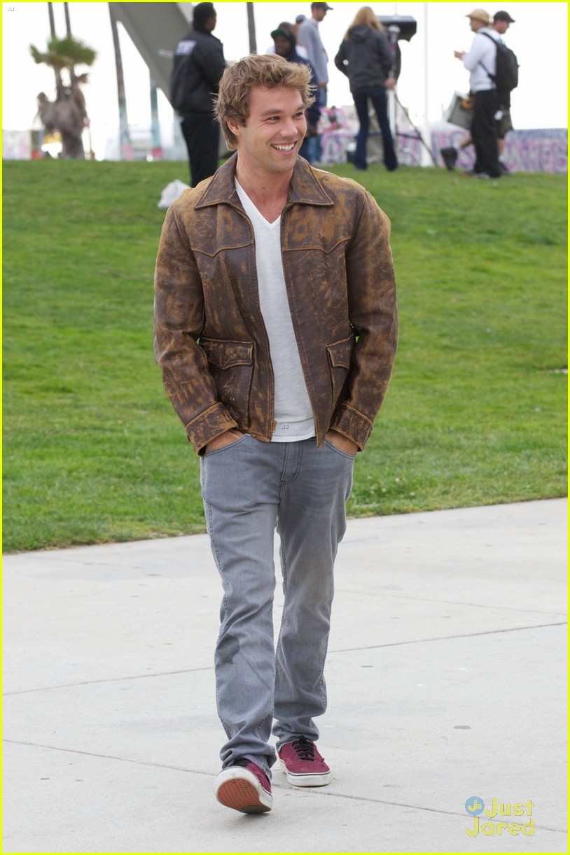 lincoln lewis westside filming in venice beach 01