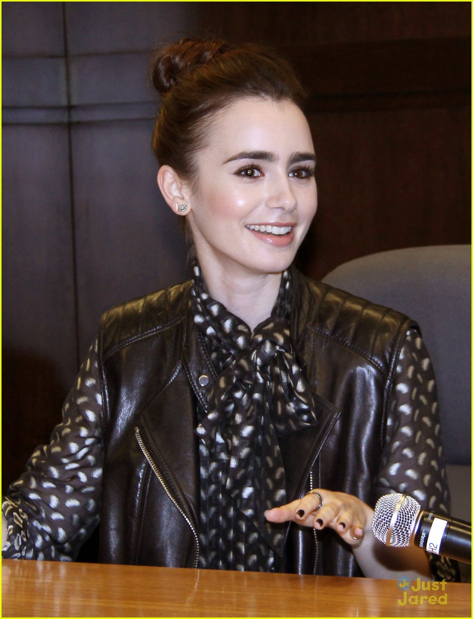 lily collins book signing 02
