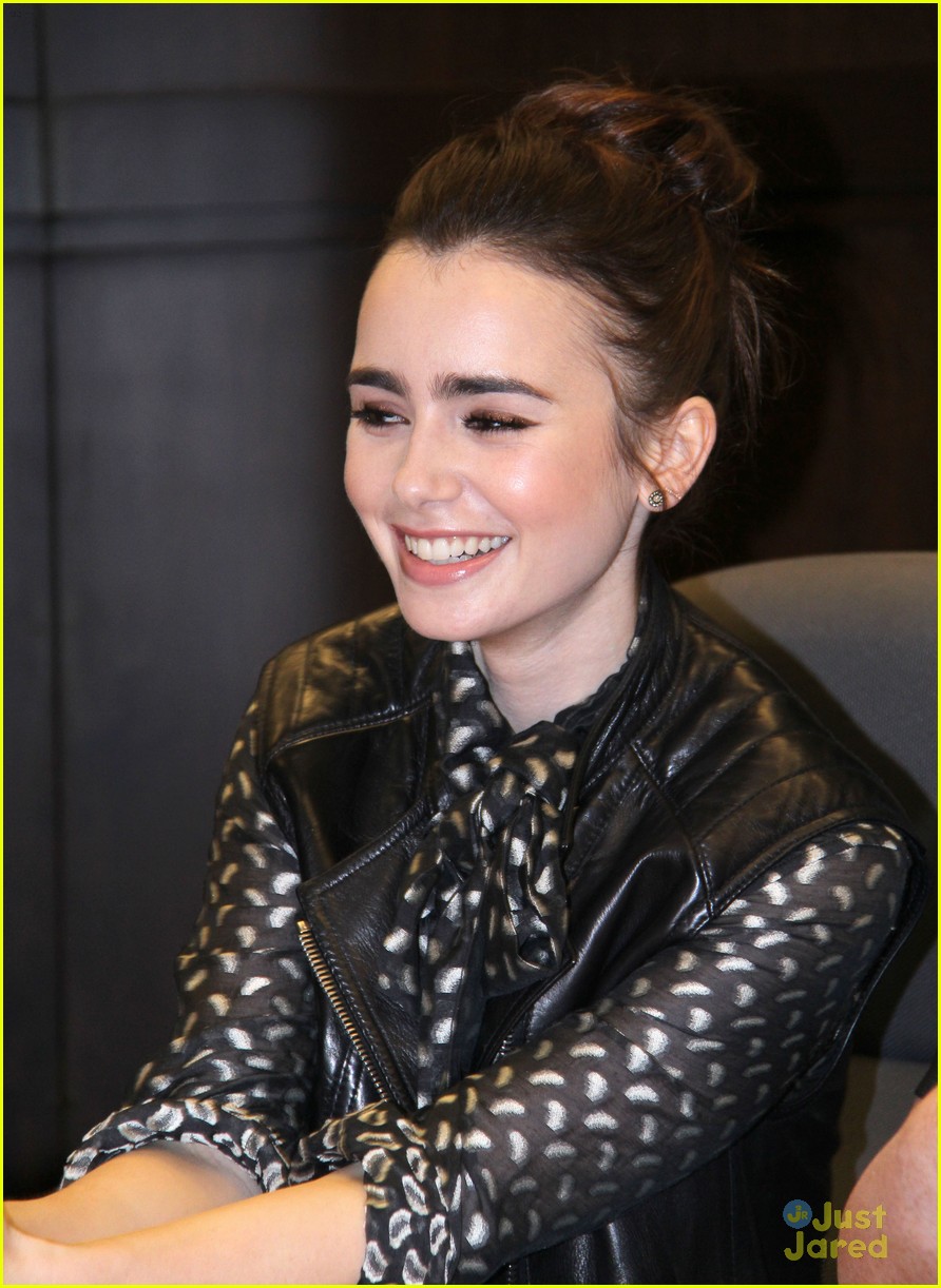 lily collins book signing 05