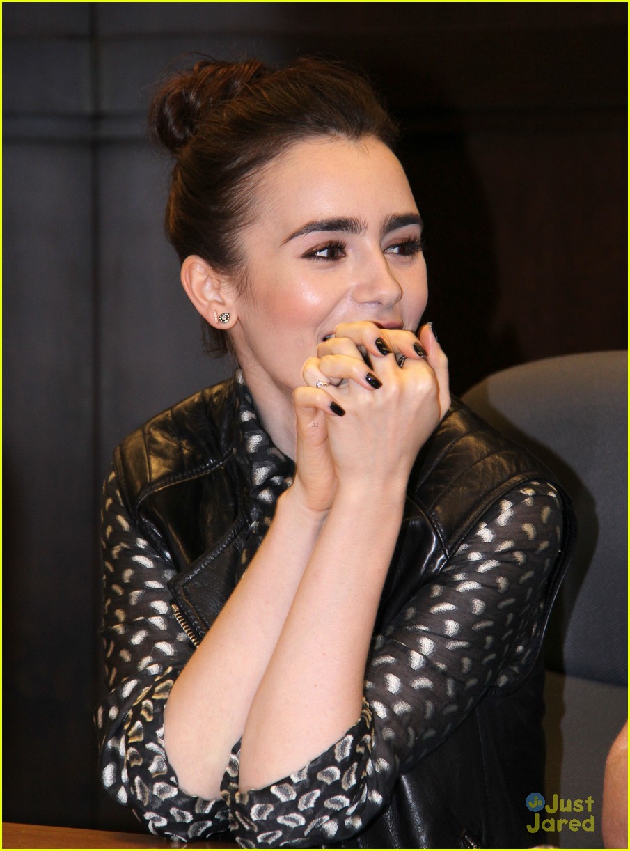 lily collins book signing 08