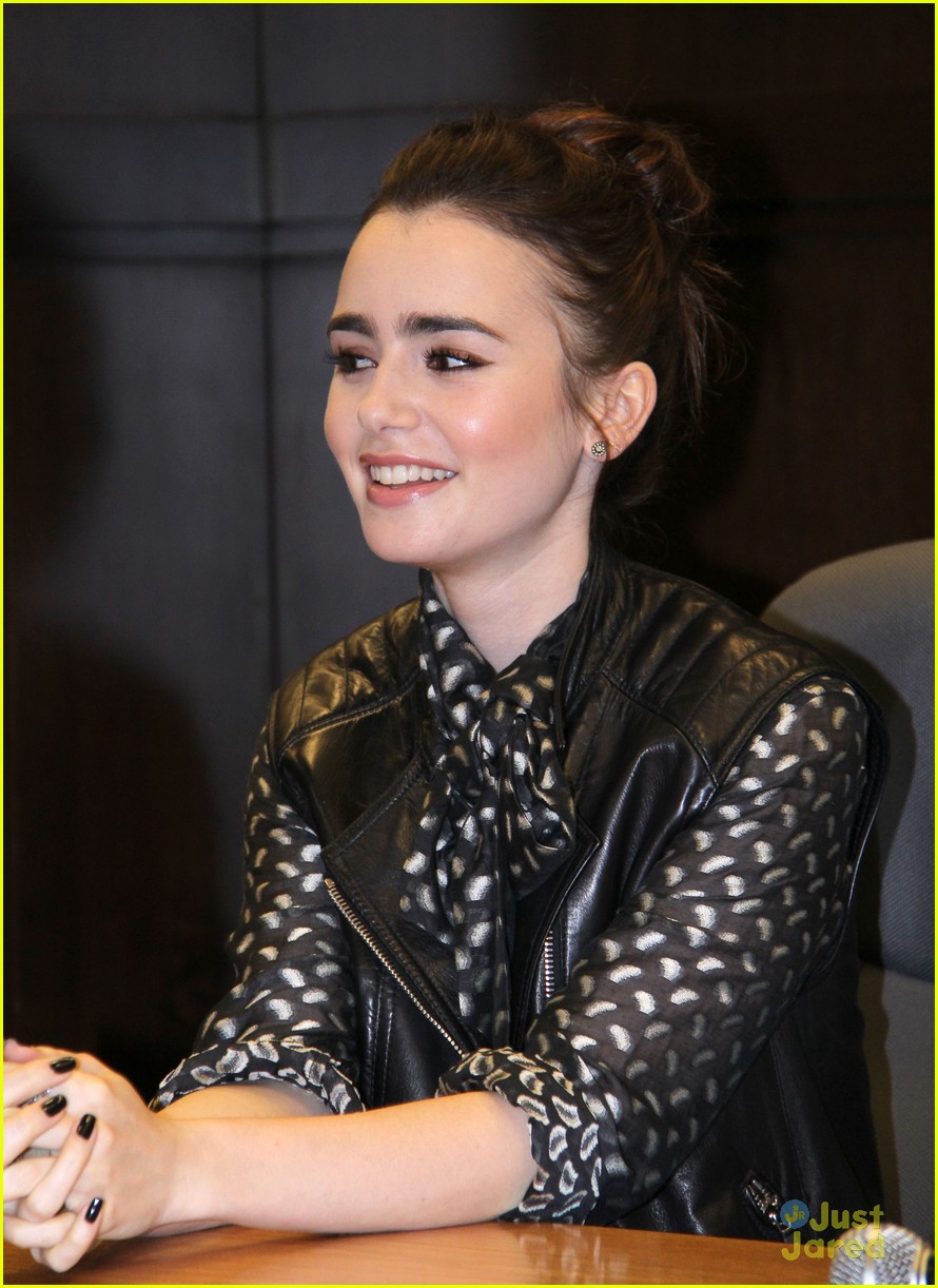 lily collins book signing 10