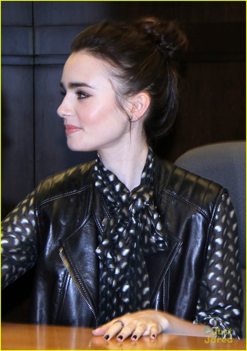 lily collins book signing 15