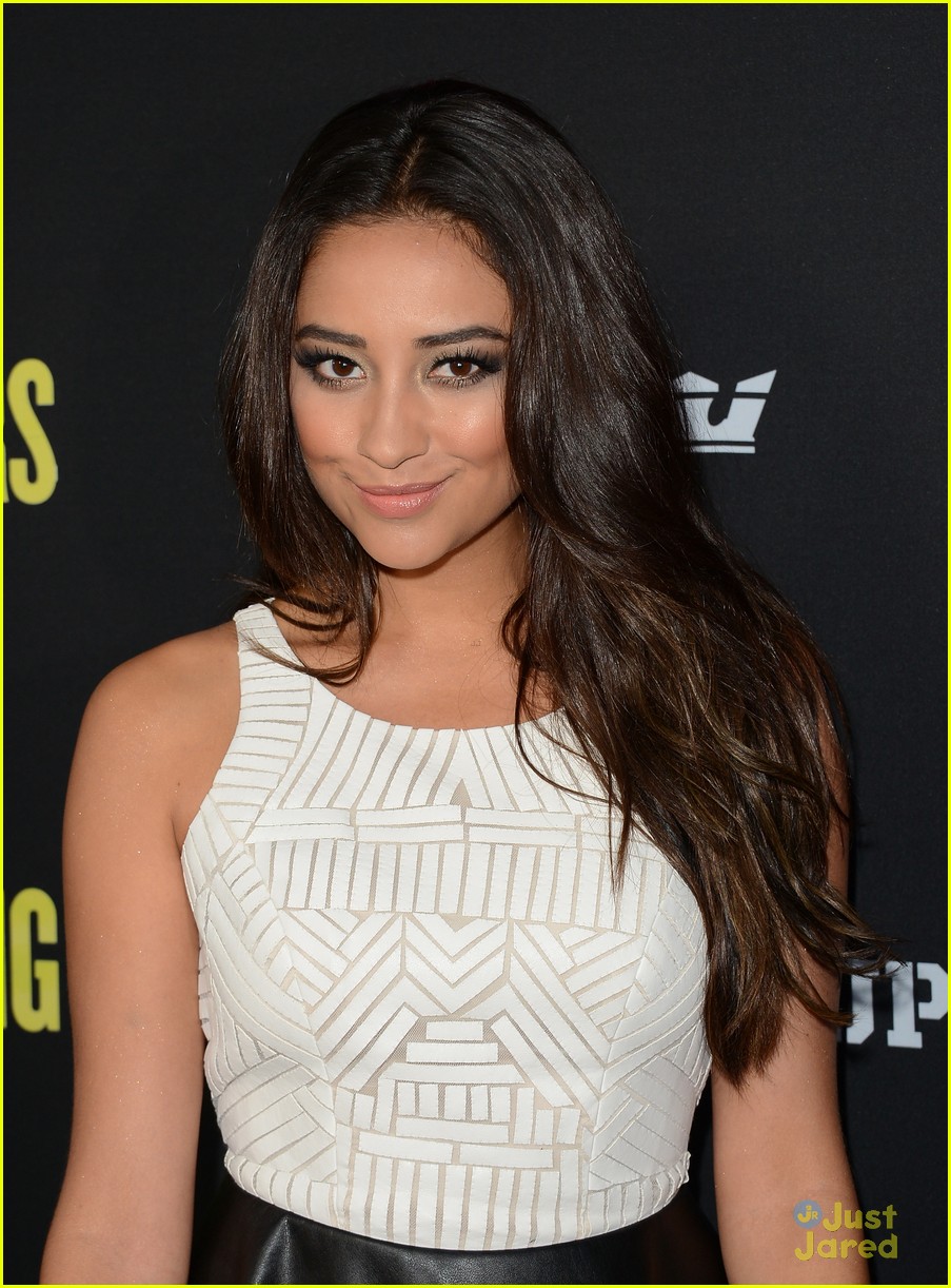 shay mitchell spring breakers premiere 05