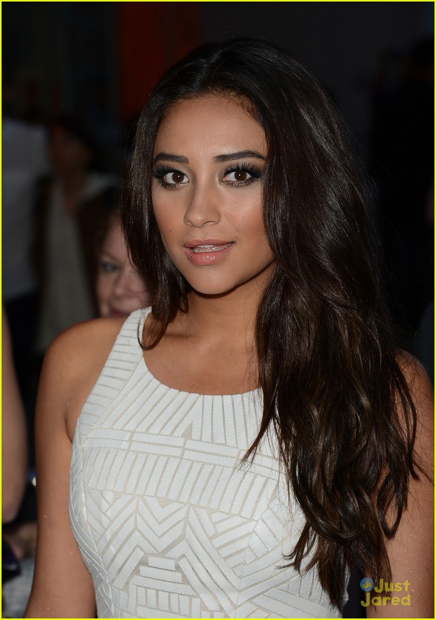 shay mitchell spring breakers premiere 06