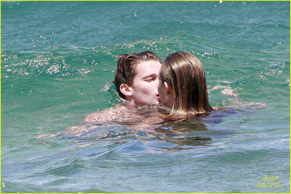 patrick schwarzenegger taylor burns kissing beach couple 06
