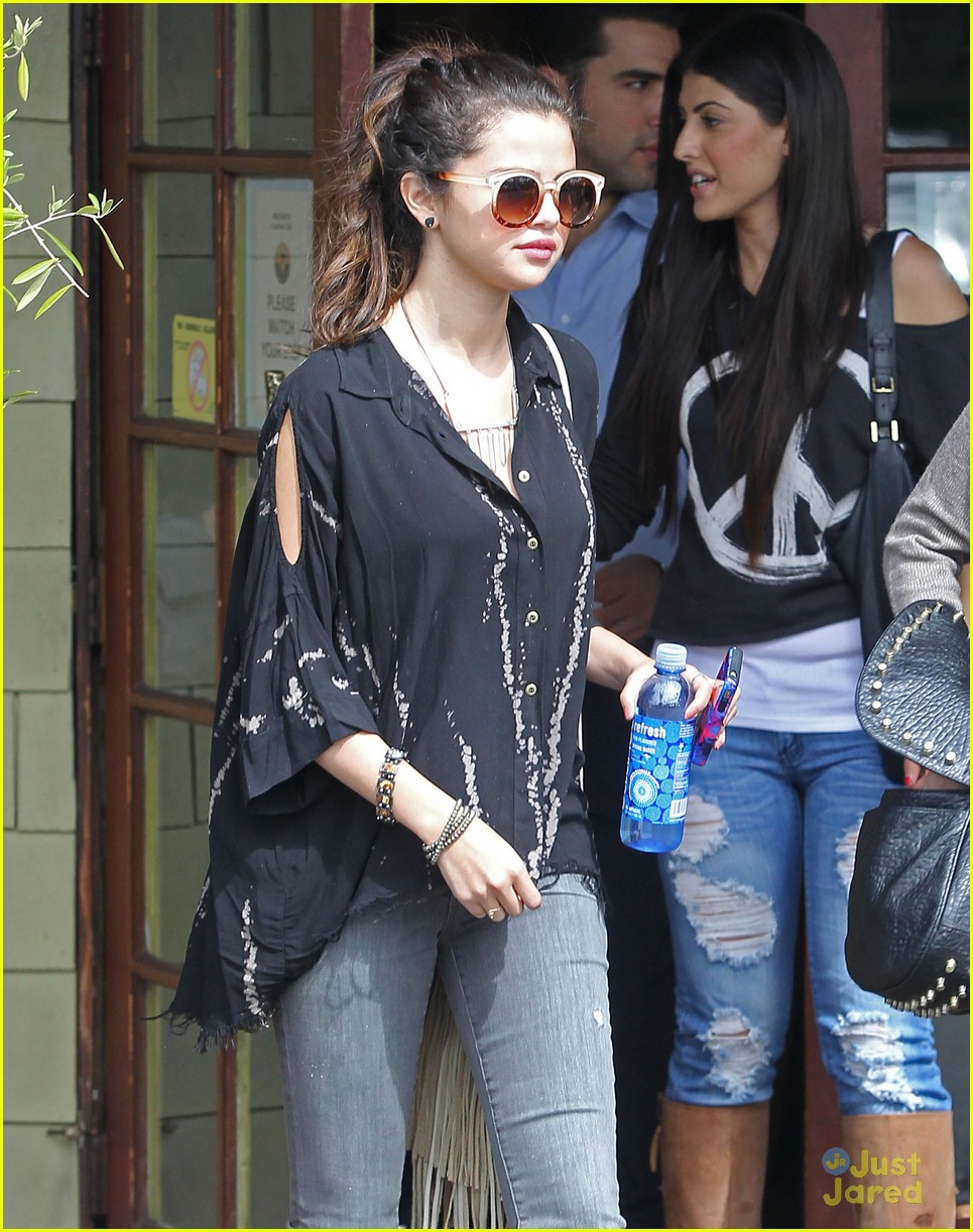 selena gomez coral tree cafe lunch 04