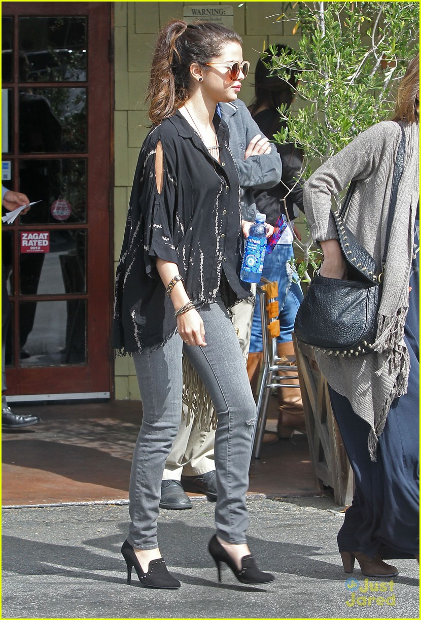 selena gomez coral tree cafe lunch 05