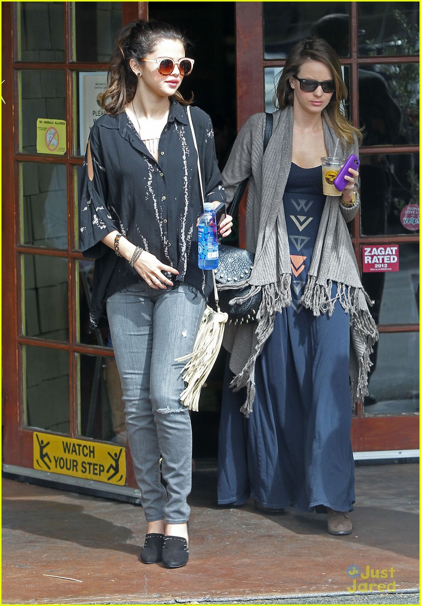 selena gomez coral tree cafe lunch 06