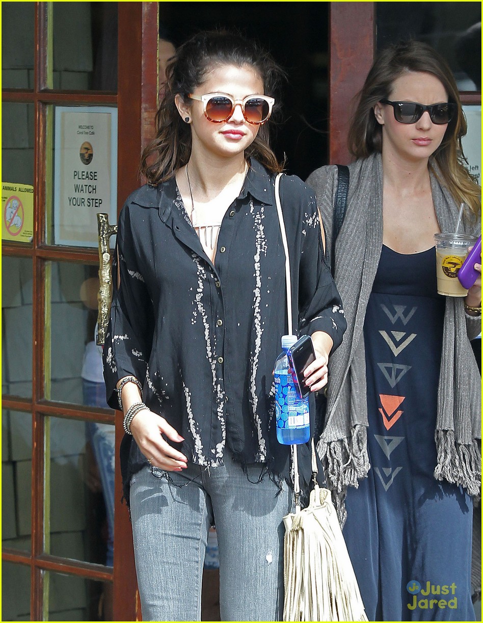 selena gomez coral tree cafe lunch 07