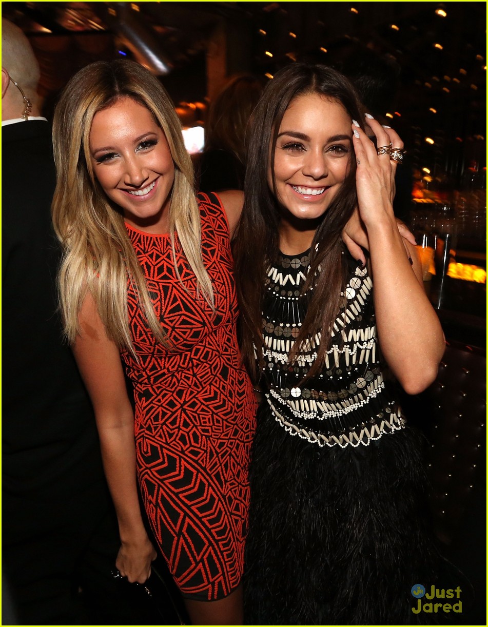 Ashley Tisdale y Vanessa Hudgens cantan ‘Wind It Up’, image size:951x1222