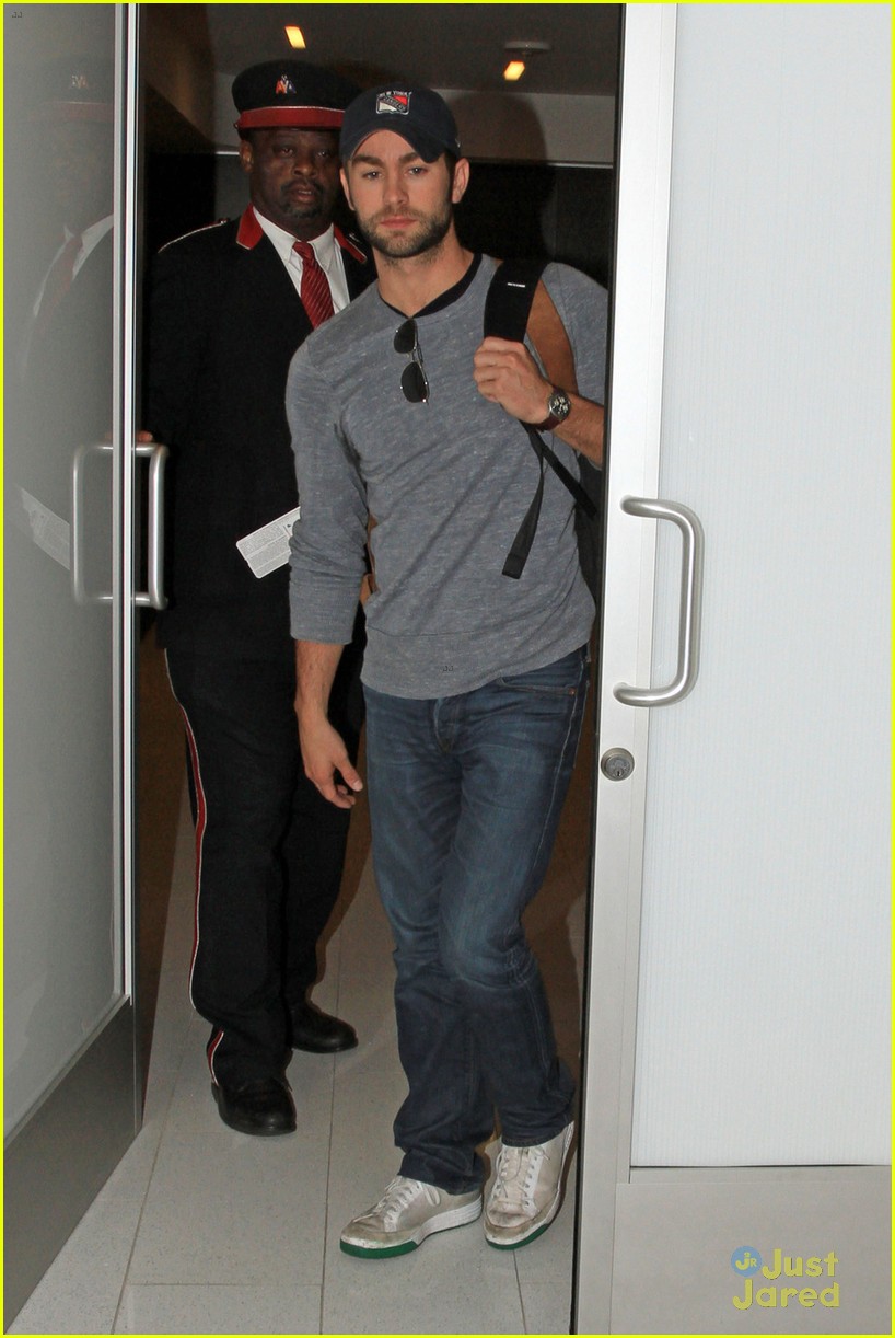 chace crawford lax arrival 03