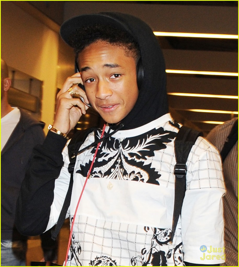 jaden smith japan arrival with dad will 02
