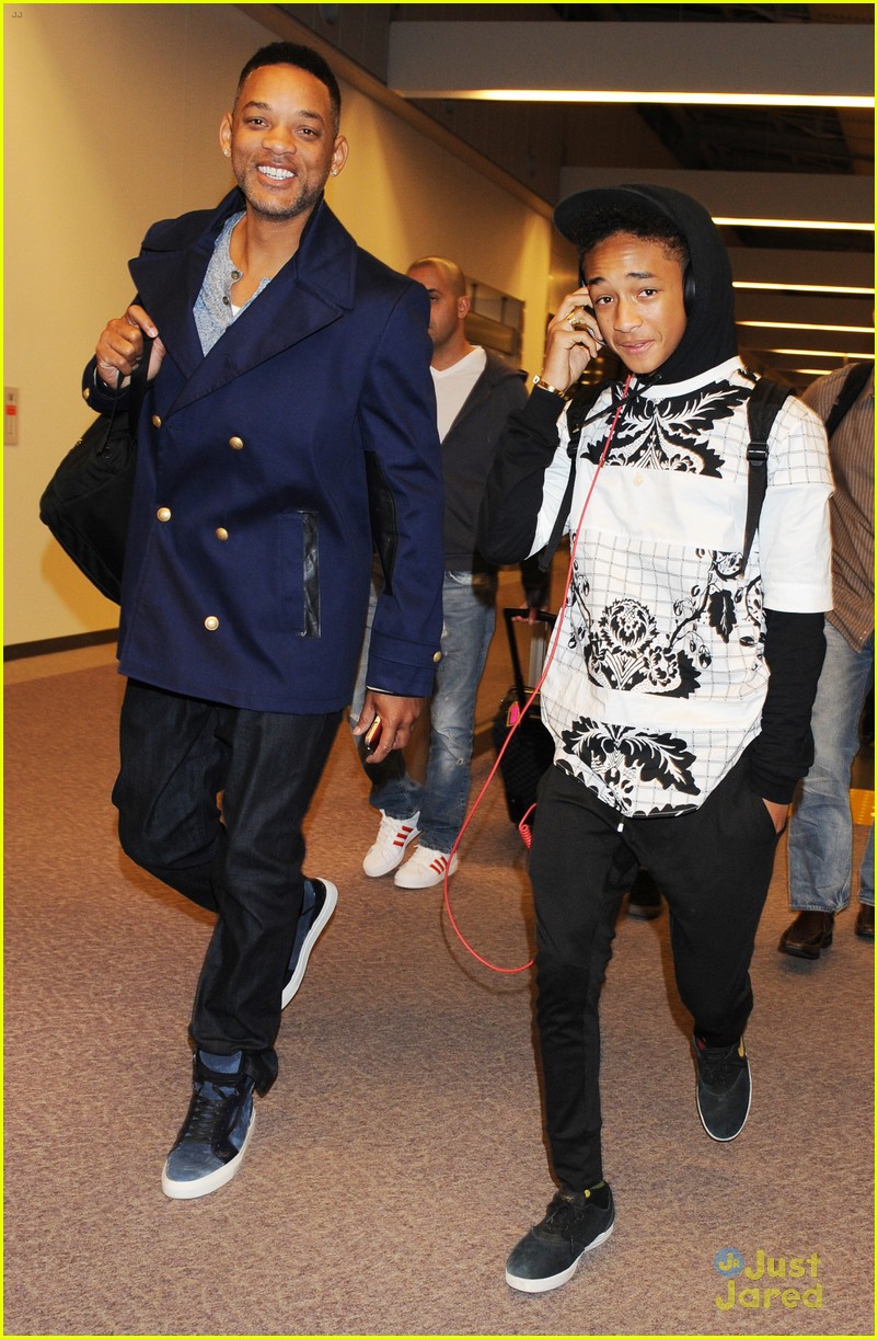 jaden smith japan arrival with dad will 03