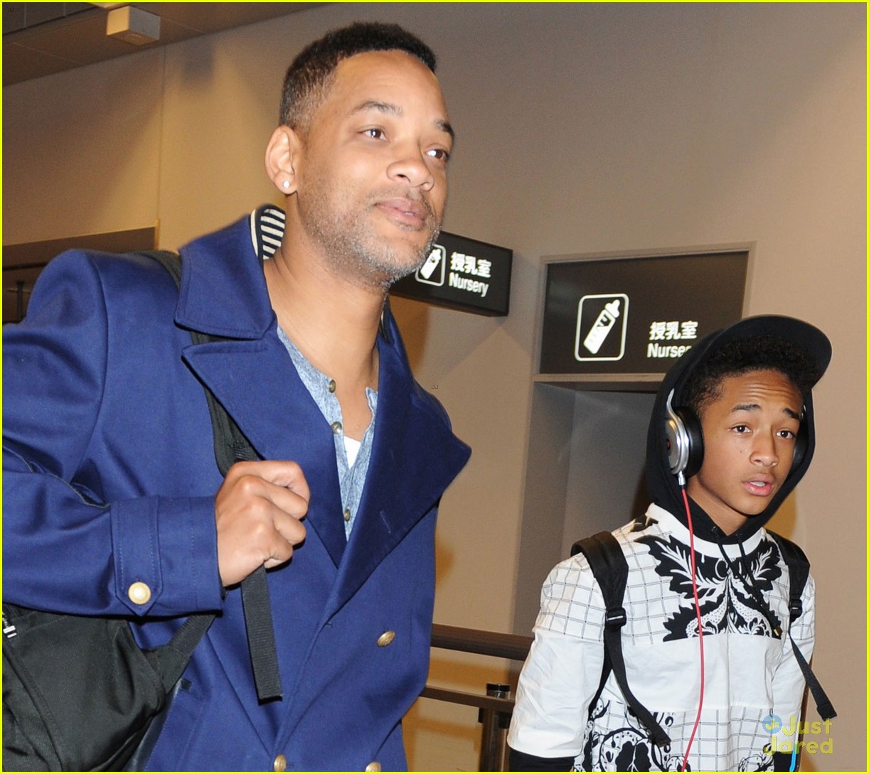 jaden smith japan arrival with dad will 05