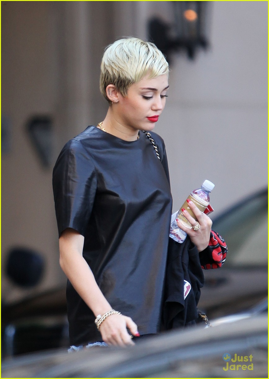 miley cyrus liam hemsworth separate monday outings 15
