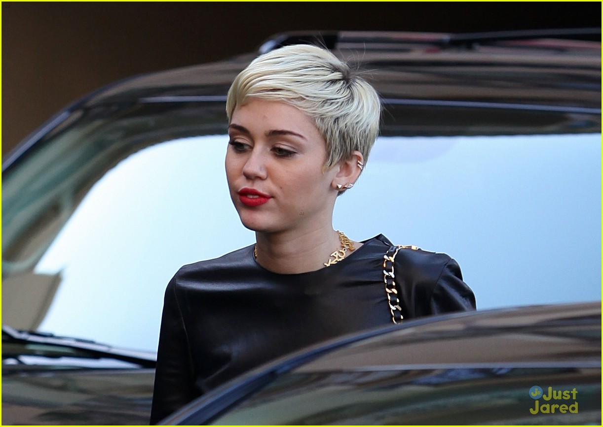 miley cyrus liam hemsworth separate monday outings 18