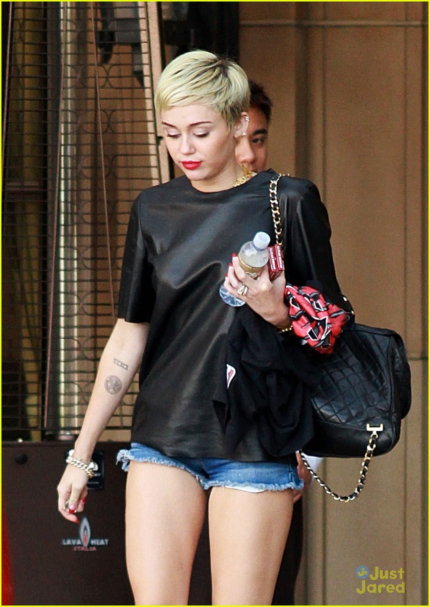 miley cyrus liam hemsworth separate monday outings 39