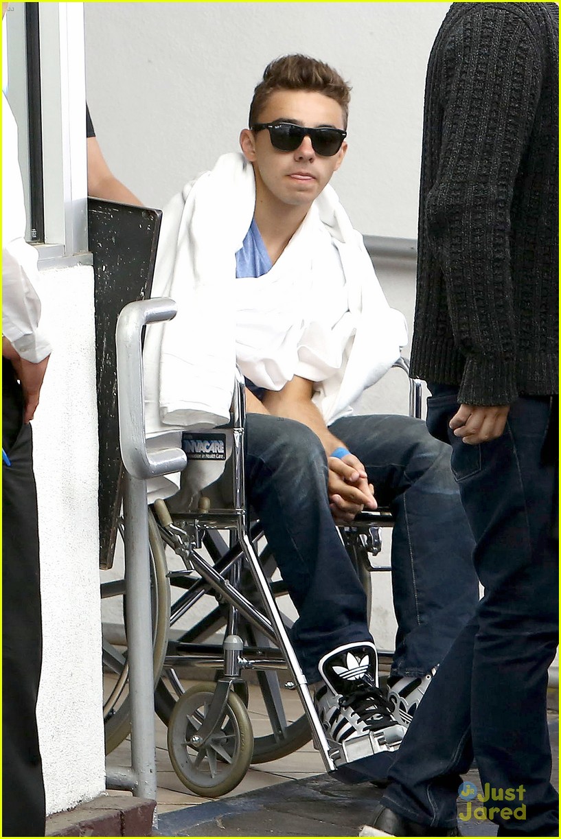 nathan sykes thumbs up after throat surgery 02
