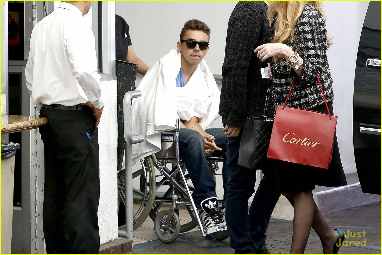 nathan sykes thumbs up after throat surgery 06