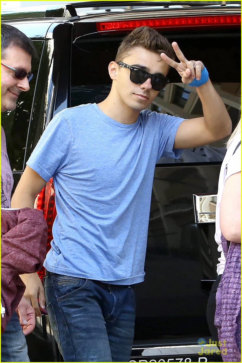 nathan sykes thumbs up after throat surgery 11