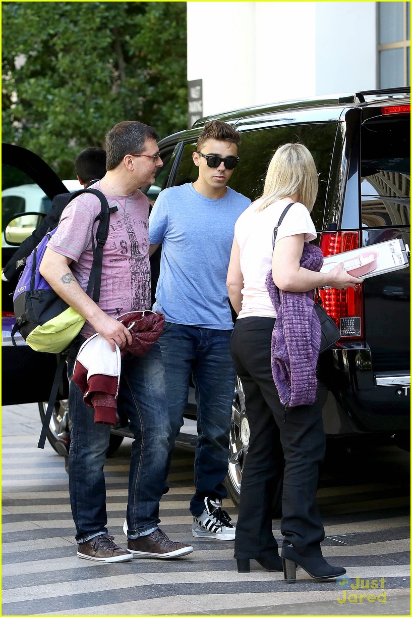 nathan sykes thumbs up after throat surgery 12