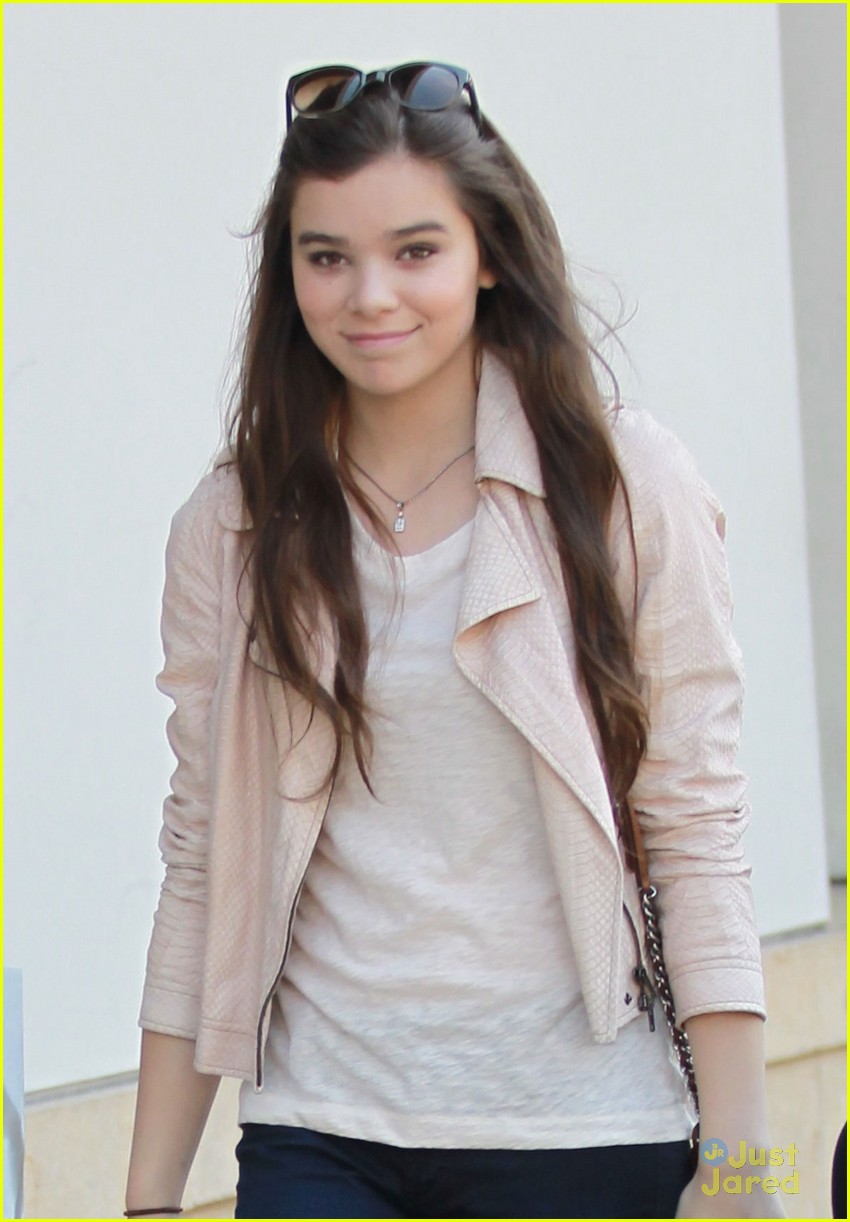 hailee steinfeld shopping with mom 01