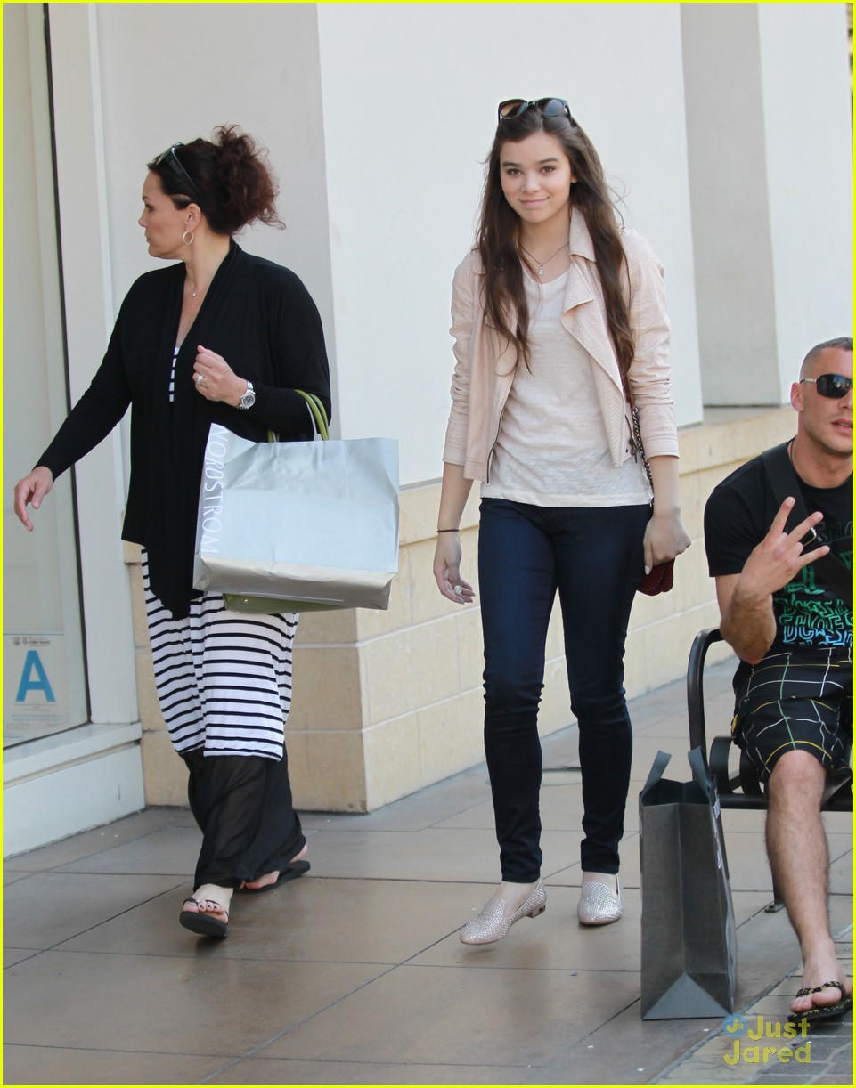 hailee steinfeld shopping with mom 04