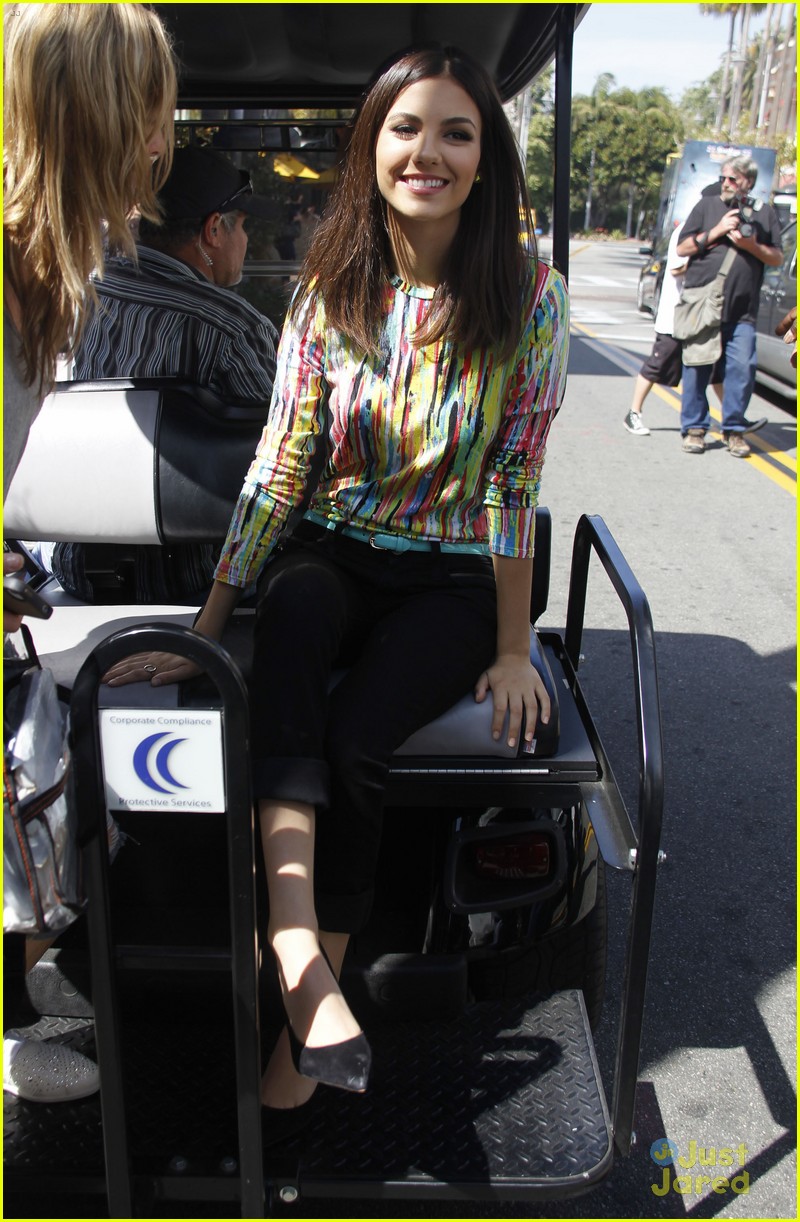 victoria justice extra appearance at the grove 18