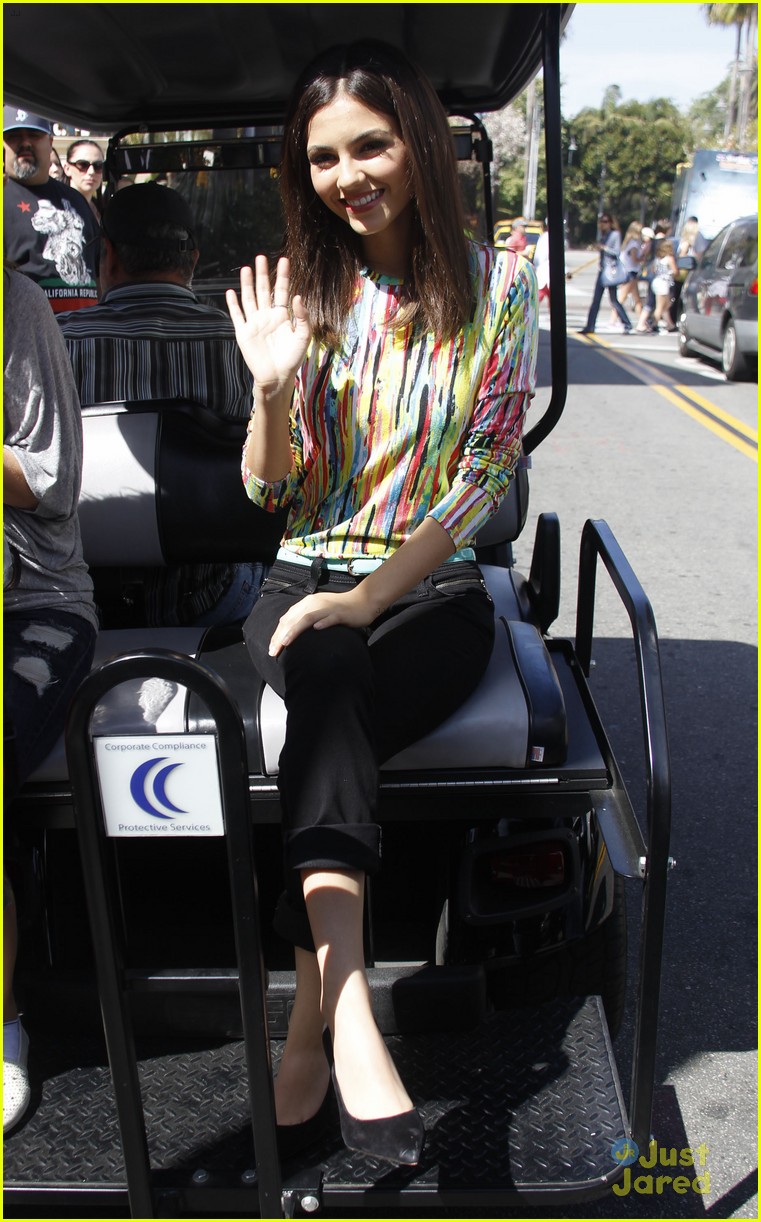 victoria justice extra appearance at the grove 20