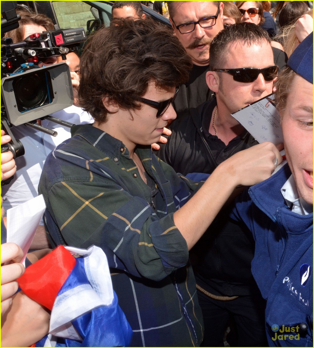 one direction swarmed by fans in belgium 02