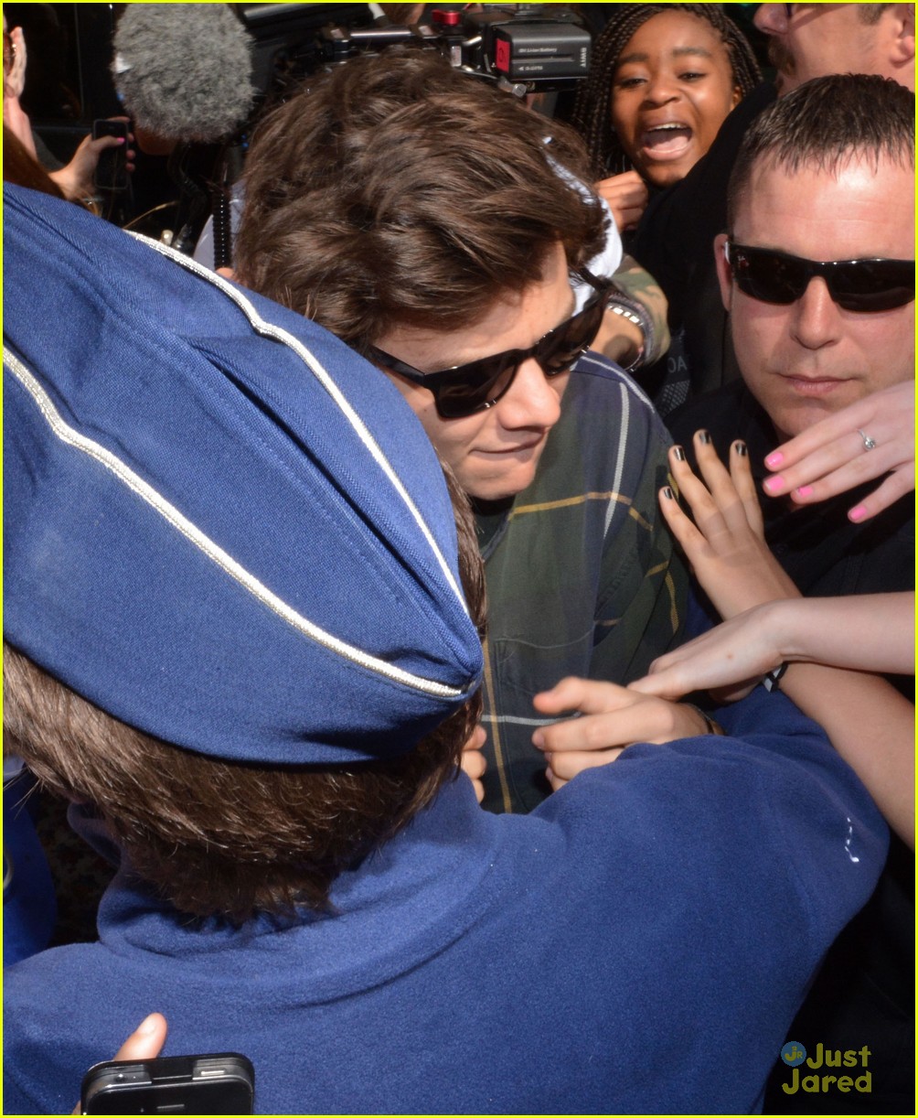 one direction swarmed by fans in belgium 08