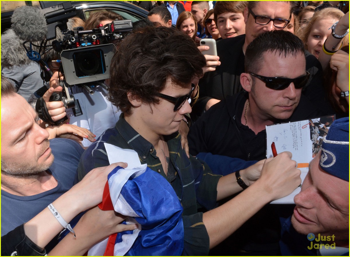 one direction swarmed by fans in belgium 12