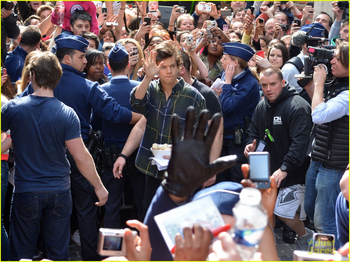 one direction swarmed by fans in belgium 13