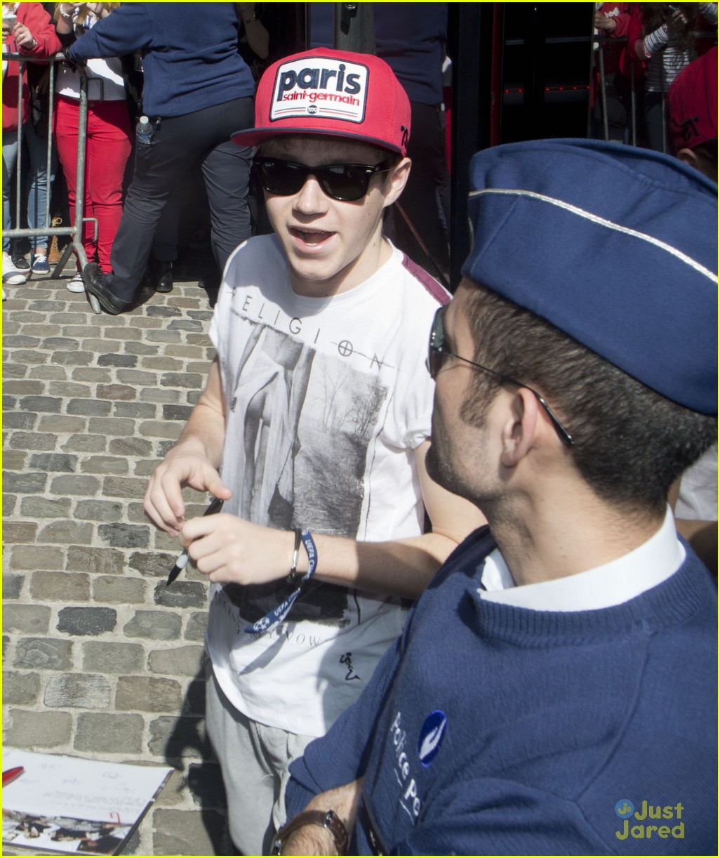 one direction swarmed by fans in belgium 19