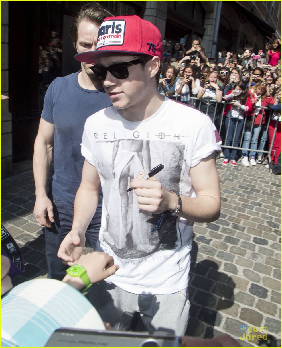 one direction swarmed by fans in belgium 21