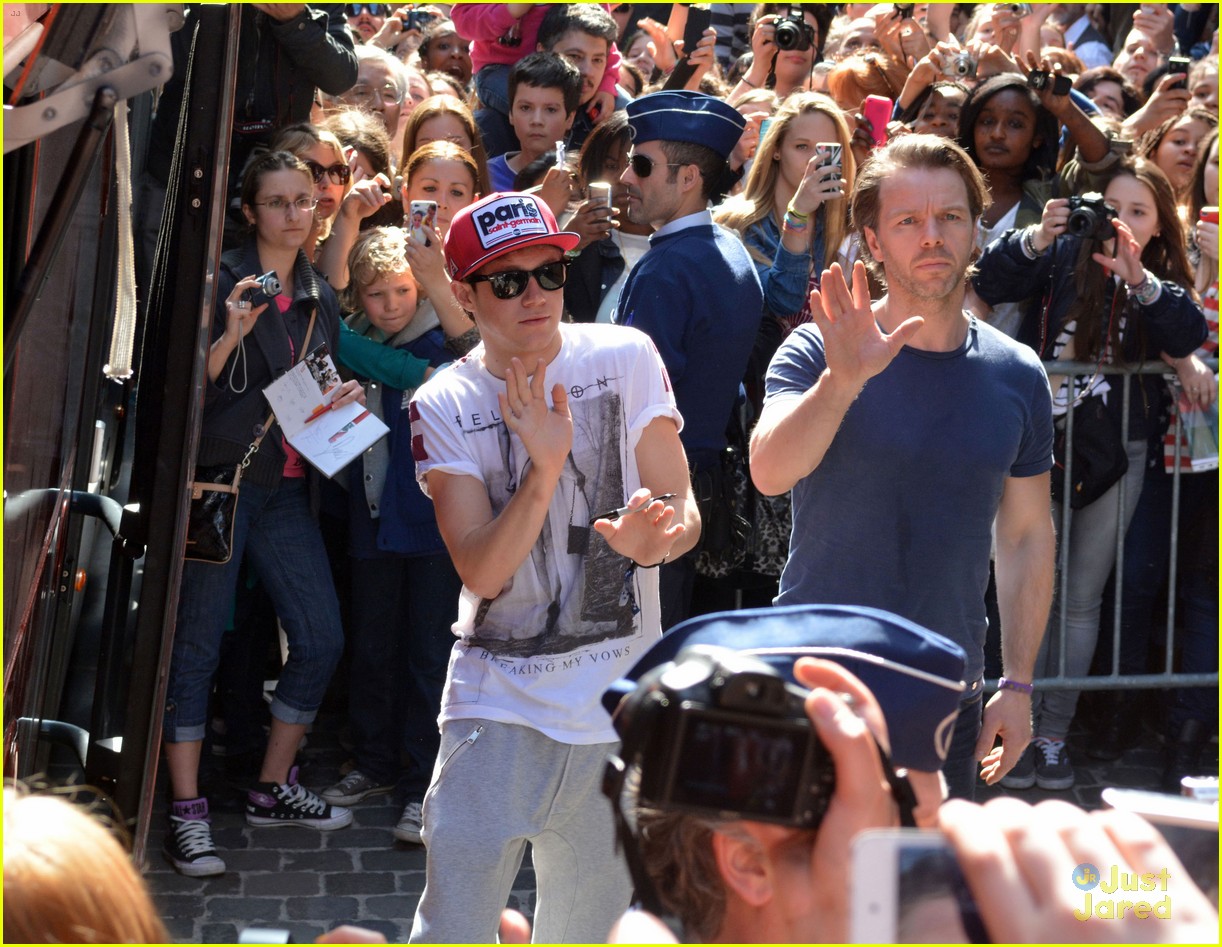 one direction swarmed by fans in belgium 24