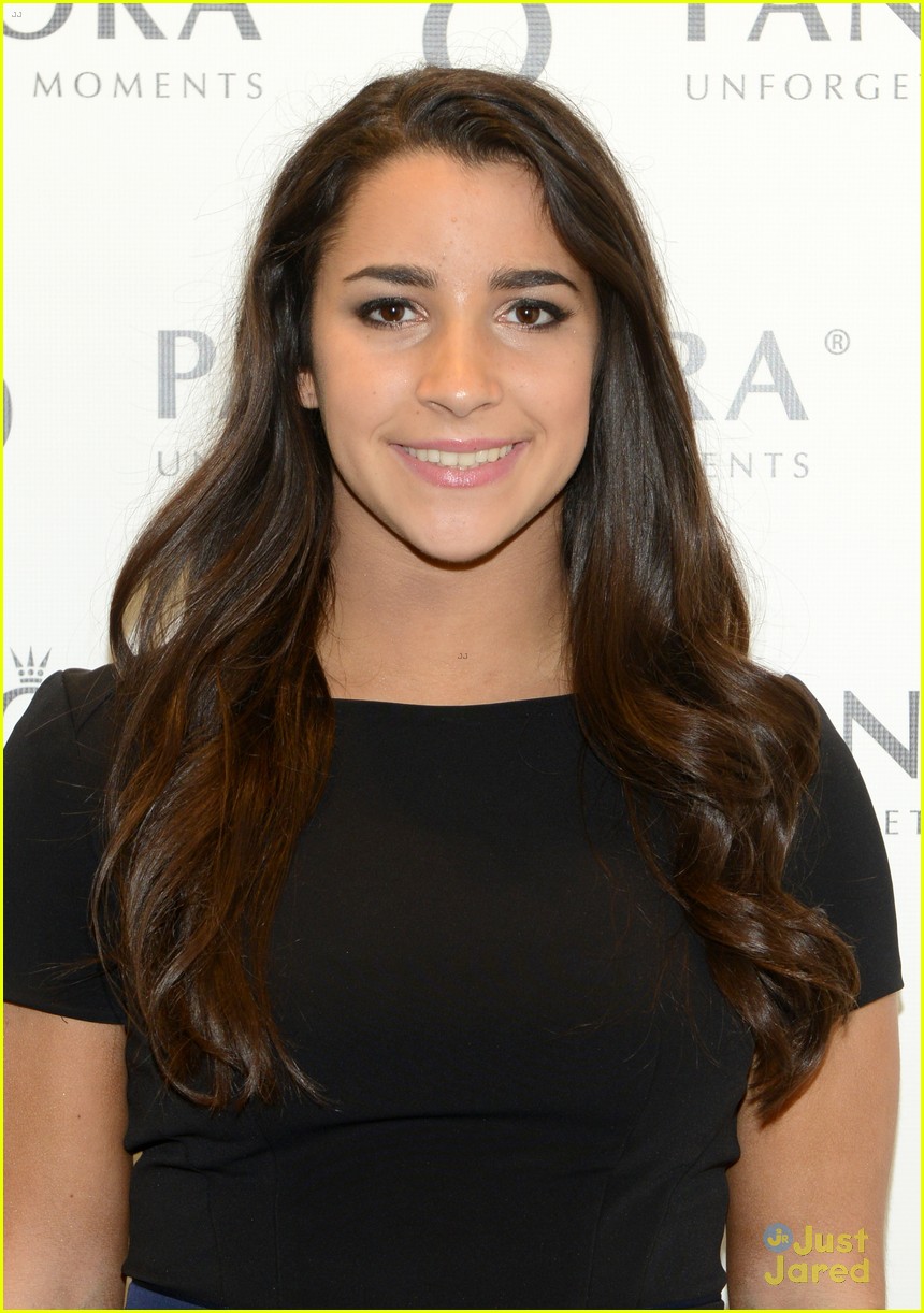 aly raisman stops by pandora store after dwts finale 03