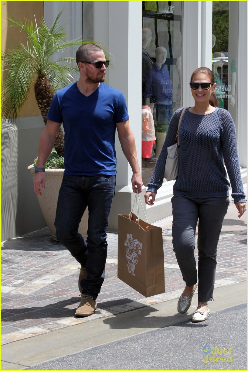 stephen amell grove shopper with wife cassandra jean 02