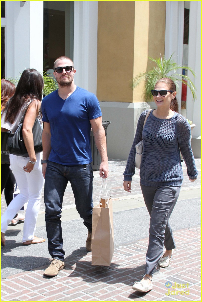 stephen amell grove shopper with wife cassandra jean 04