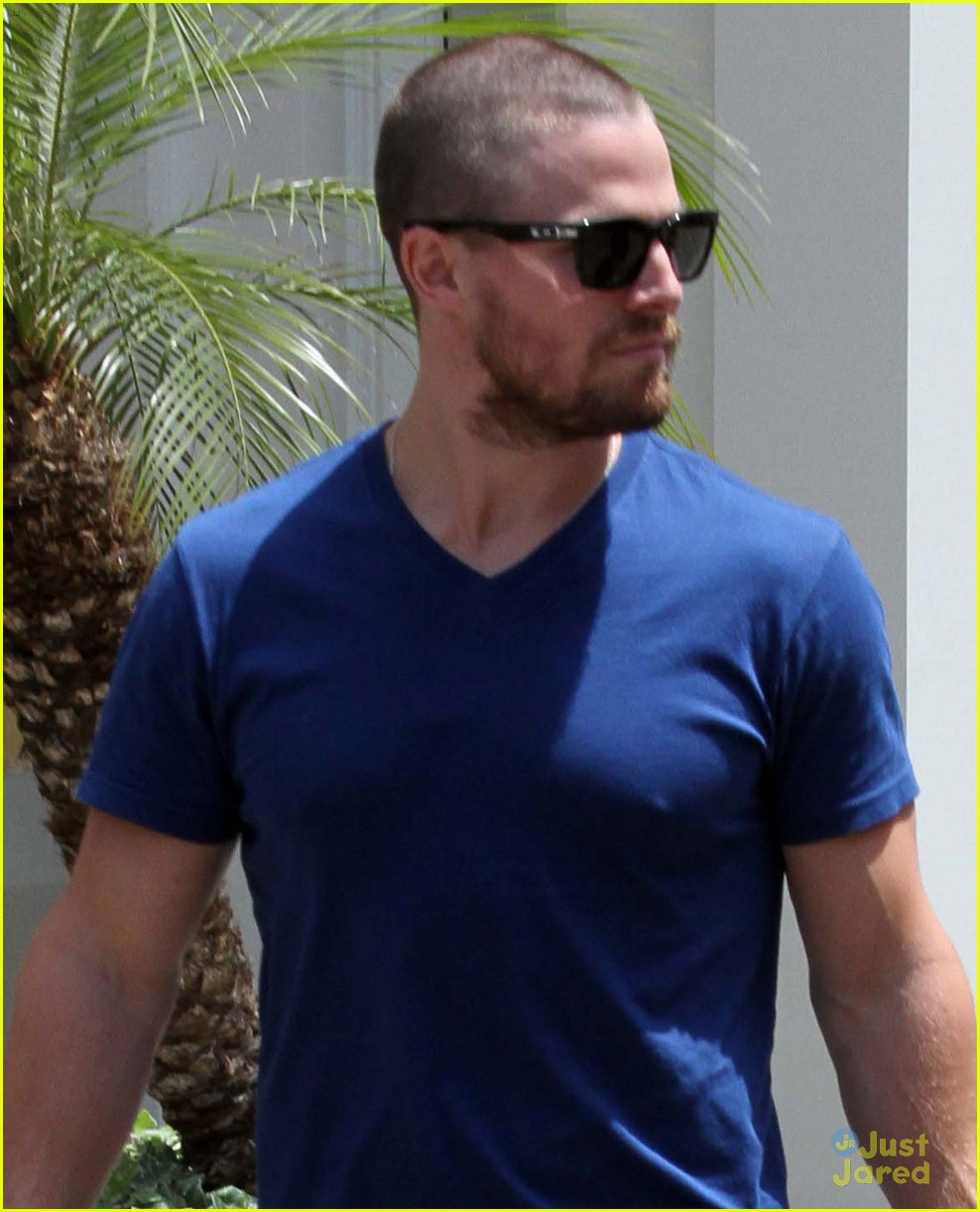 stephen amell grove shopper with wife cassandra jean 05