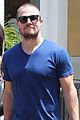 stephen amell grove shopper with wife cassandra jean 01