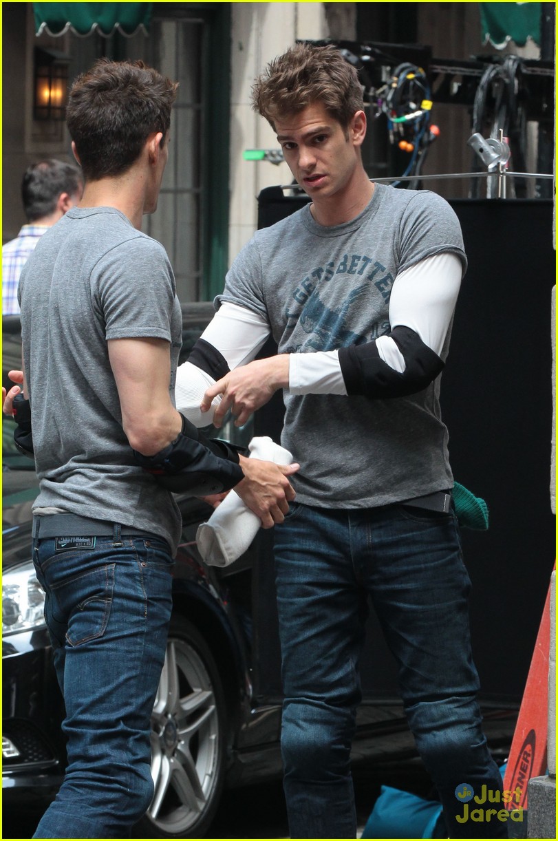 andrew garfield dons elbow pads for spider man 2 stunts 03