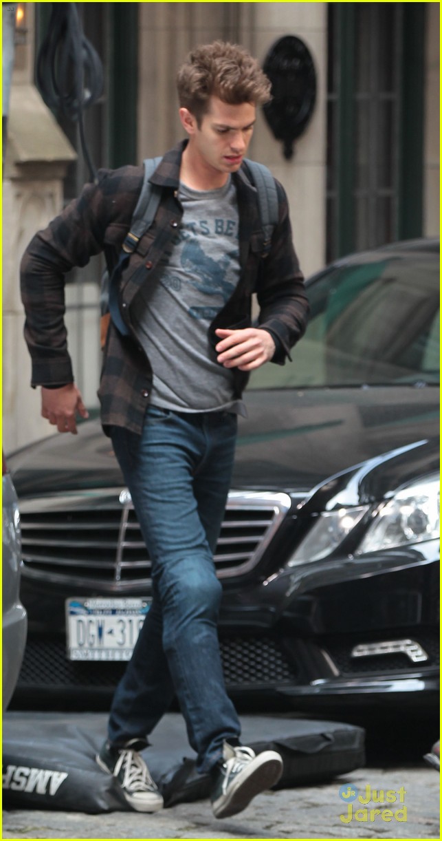 andrew garfield dons elbow pads for spider man 2 stunts 05