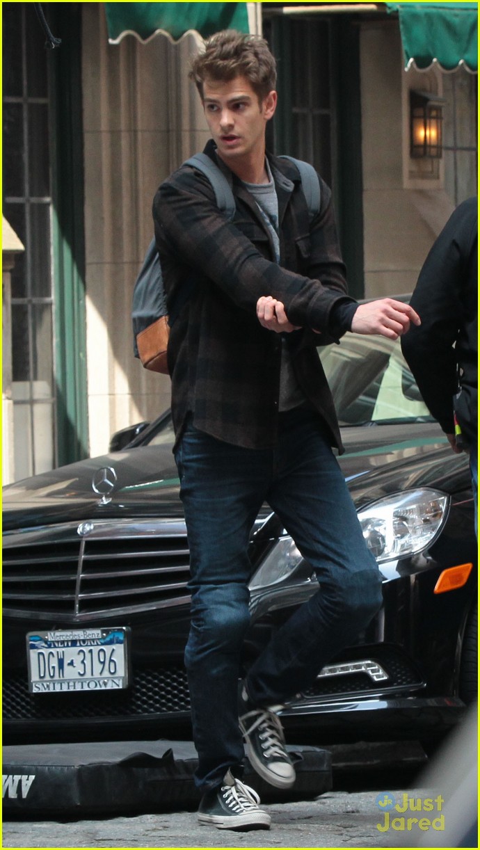 andrew garfield dons elbow pads for spider man 2 stunts 07