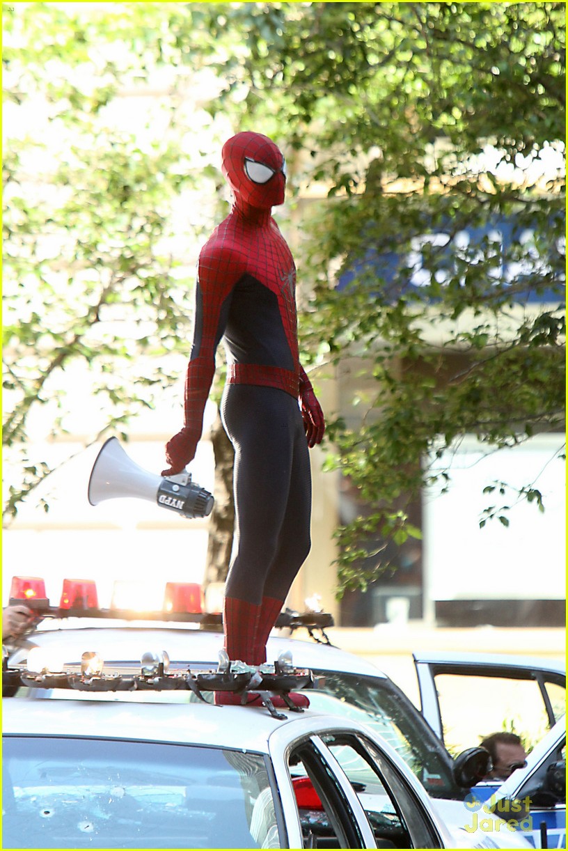 andrew garfield stands on cop car for spider man 2 01