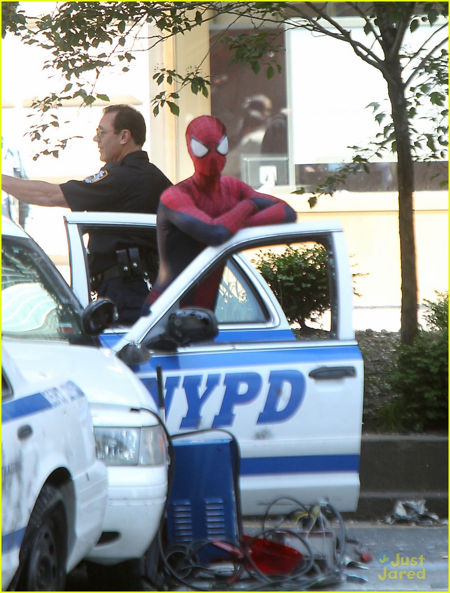 andrew garfield stands on cop car for spider man 2 04