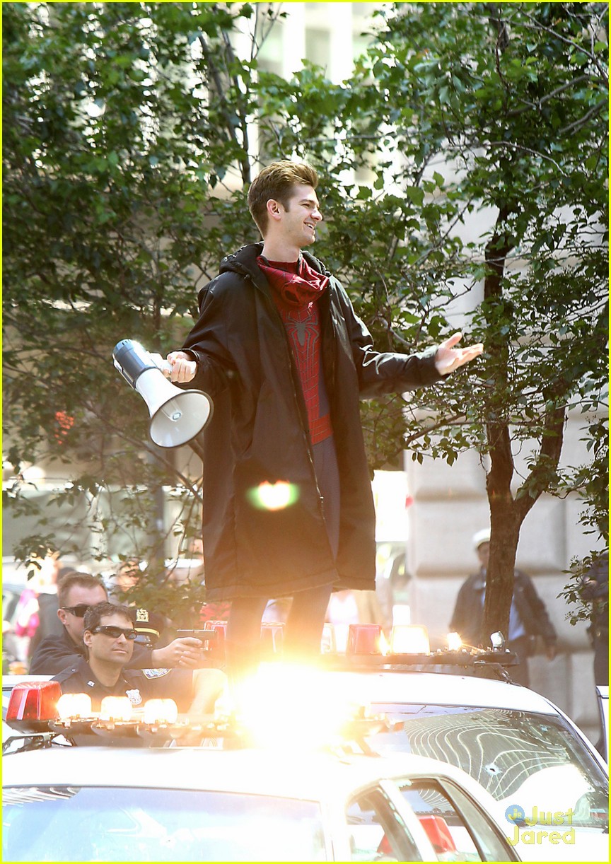 andrew garfield stands on cop car for spider man 2 05