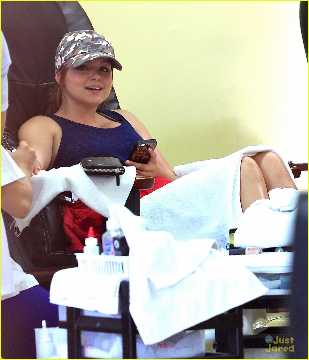 ariel winter manicures with sister shanelle 06