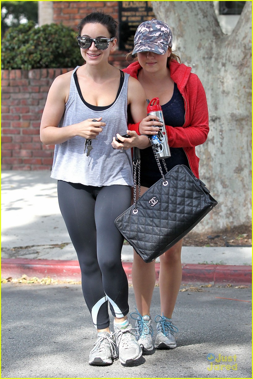 ariel winter manicures with sister shanelle 09